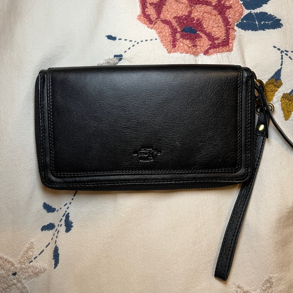 G.H. Bass & Co. Leather Wallet/Clutch *Black* Wristlet slim wallet